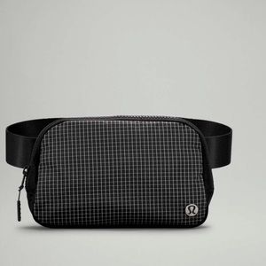 NWT Lululemon Everywhere Belt Bag Black / White